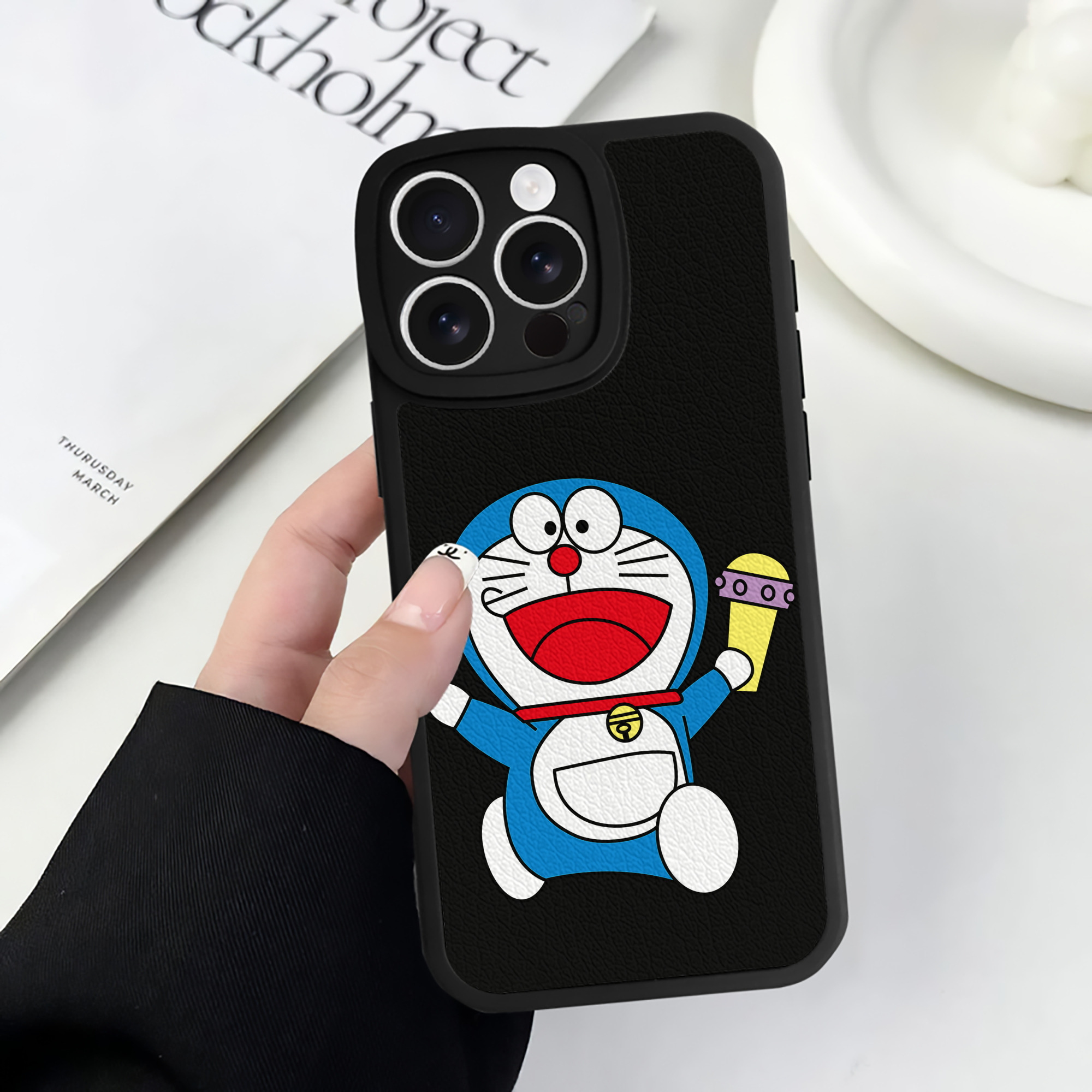 （画像用） ドラえもん Doraemon 【iPhone 16シリーズ対応】シリコンスマホケース（レザー調） 材質：シリコン